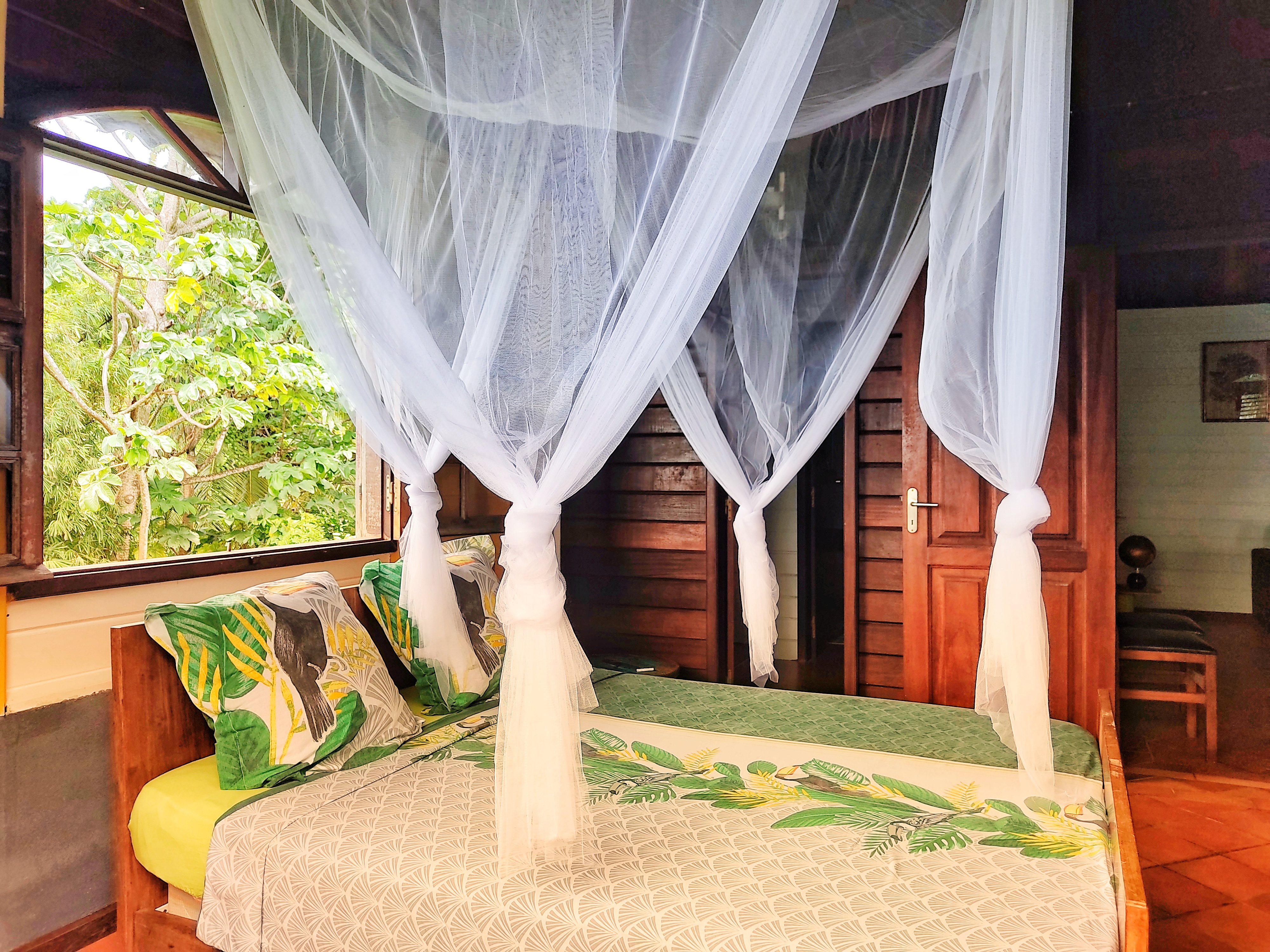 Chambre parentale avec vue sur la baie